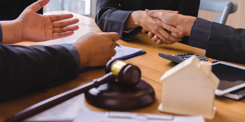 Indenização por danos morais e materiais devido ao atraso na entrega de obra 