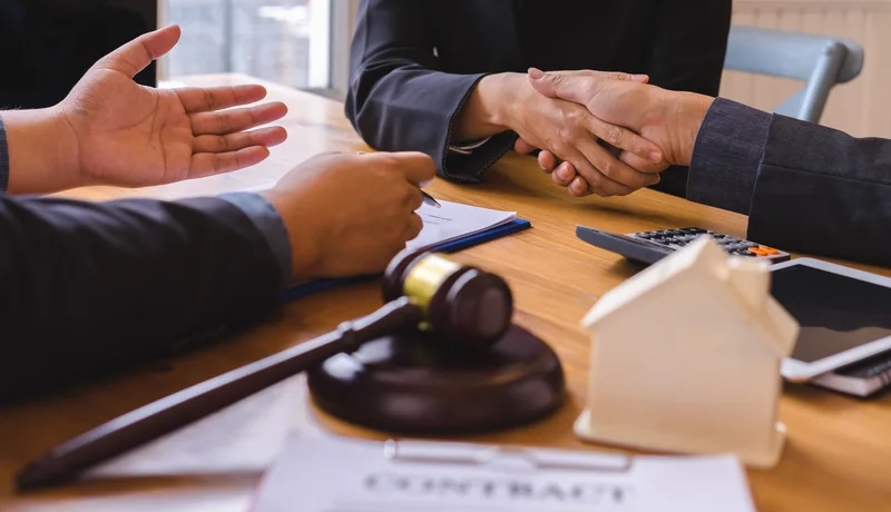 Indenização por danos morais e materiais devido ao atraso na entrega de obra 