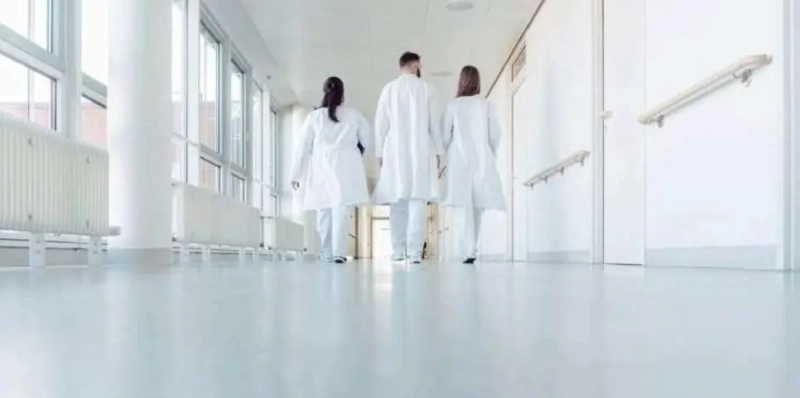 Falso médico em hospital: responsabilidade civil por dano social