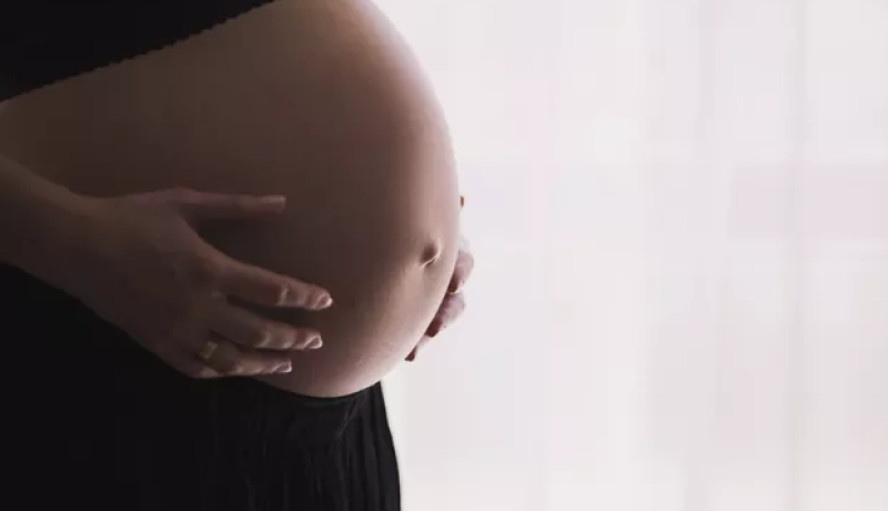 Demissão após a licença-maternidade: quando a conduta da empresa pode gerar indenização